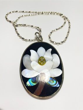 Silver Floral Mother-of-Pearl Pendant .925 chain Necklace - White Flower